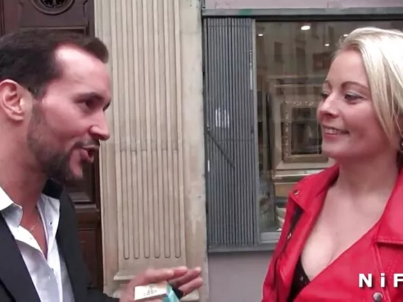 Rubia francesa chupasqa para anal subtitulado en el culo.