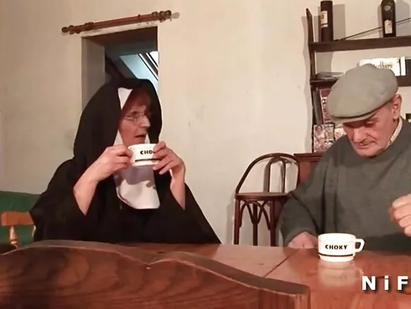 Francés monja anal y sinchi violasqa culo kimsa runapi.